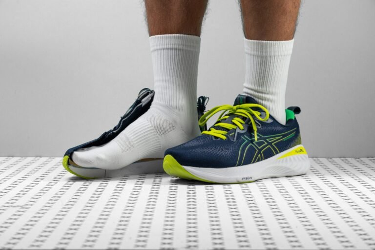 hombre corriendo con zapatillas asics cumulus