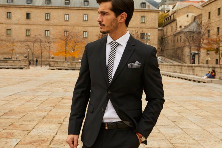 hombre elegante en una cena nocturna