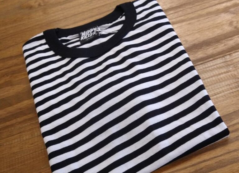 hombre eligiendo remera rayada en tienda