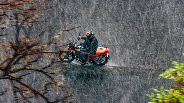 Dónde encontrar el mejor traje de lluvia para moto para hombre 29 hombre en moto bajo la lluvia