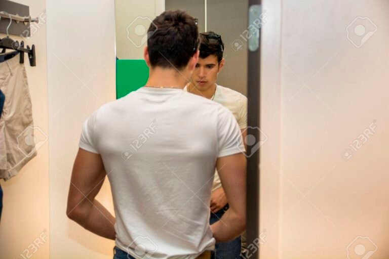 hombre probandose jeans rotos en tienda