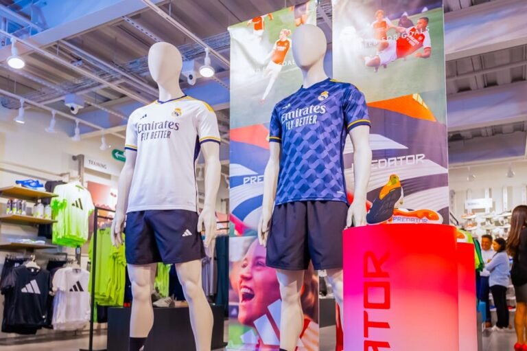 hombre usando camiseta adidas en una tienda