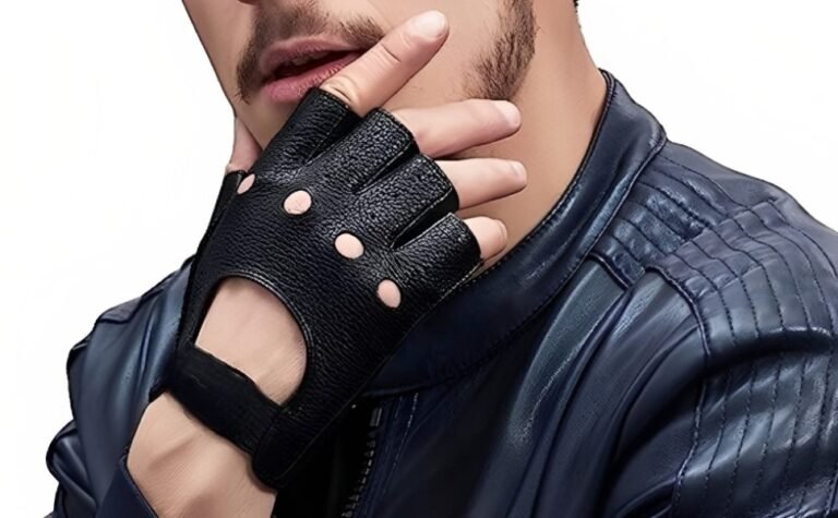 hombre usando elegantes guantes sin dedos