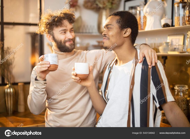 Dónde encontrar hombres que buscan hombres en Mendoza 14 hombres conversando en un cafe acogedor