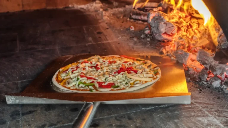 Cómo hacer pizza al horno de barro en casa de manera fácil 3 horno de barro con pizza cocinandose