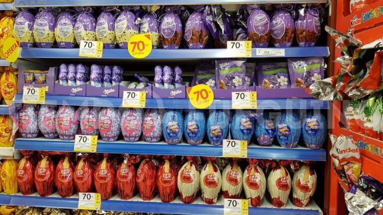 huevo de pascua kinder en una tienda