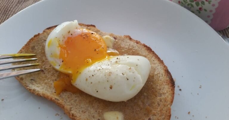 Cómo cocinar un huevo pasado por agua perfecto en pocos pasos 28 huevo pasado por agua en un plato