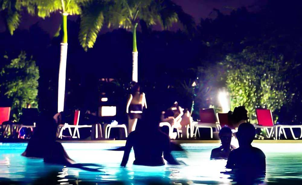 iluminacion suave en una piscina nocturna