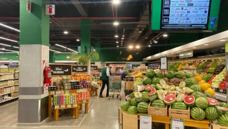 interior de un supermercado jumbo bien surtido