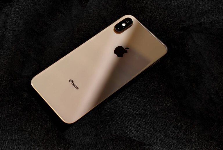 iphone xs max gold sobre fondo elegante