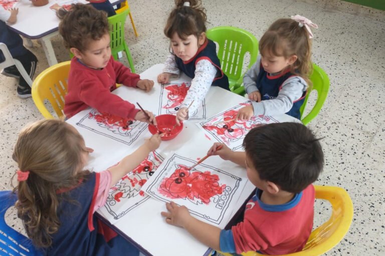 Dónde encontrar los mejores jardines maternales en Grand Bourg 24 jardin maternal con ninos jugando felices