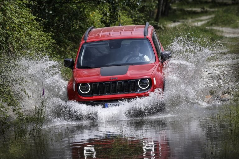 Es el Jeep Renegade a batería una opción eficiente y ecológica 1 jeep renegade electrico en un paisaje natural