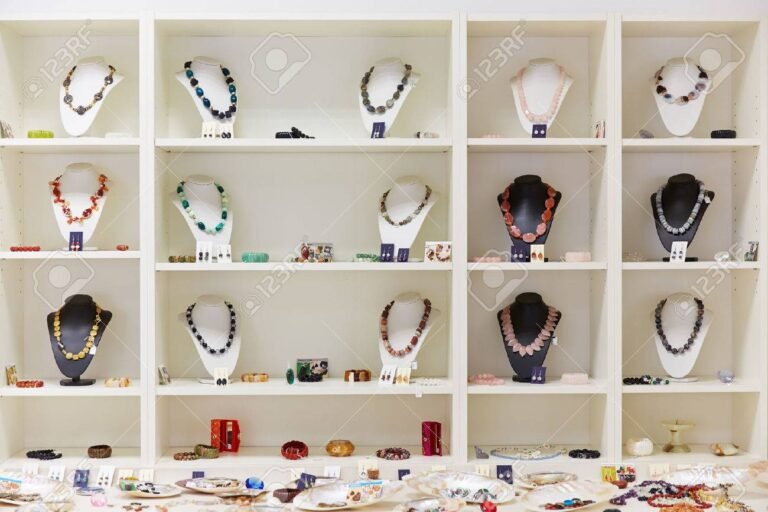 Qué tipos de joyas ofrece Joyas Center en La Plata 22 joyas elegantes exhibidas en un escaparate