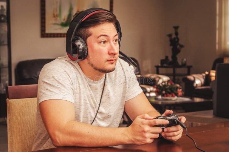 jugador concentrado en un videojuego movil