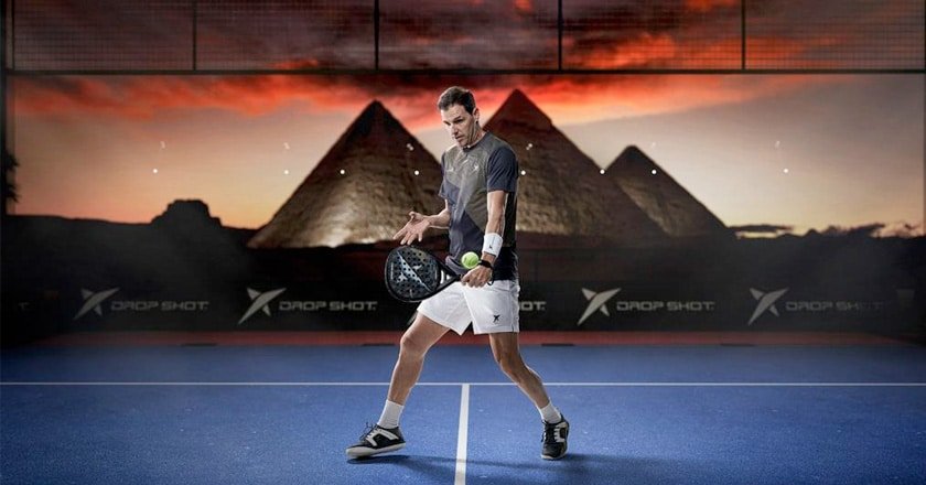 Es la Paleta Padel Adidas Precision Pro la mejor opción para jugadores 1 jugador de padel en accion con pala