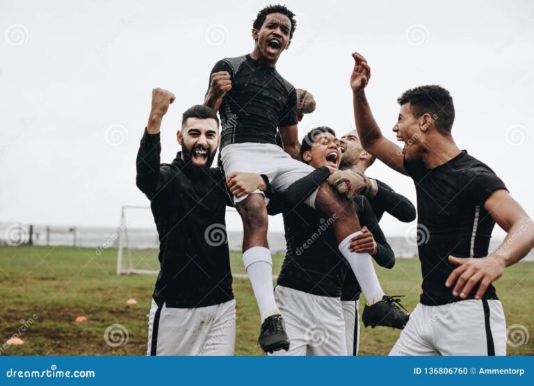 Cómo jugar al fútbol y disfrutar de un buen deporte en equipo 7 jugadores de futbol celebrando un gol juntos