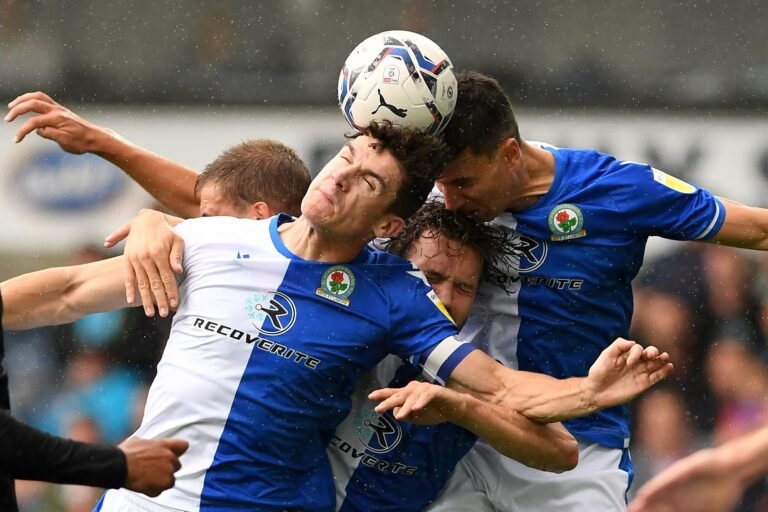 jugadores de futbol en accion con cabezazos