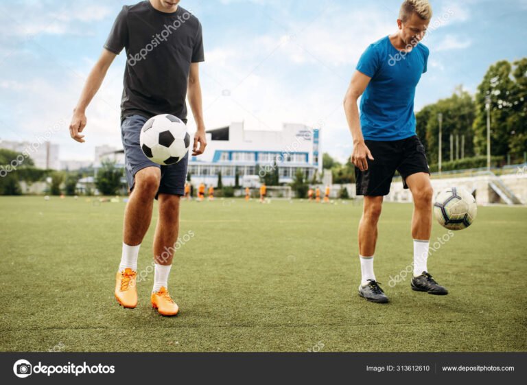 jugadores de soccer entrenando en el campo