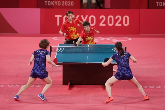 jugadores de tenis de mesa en accion