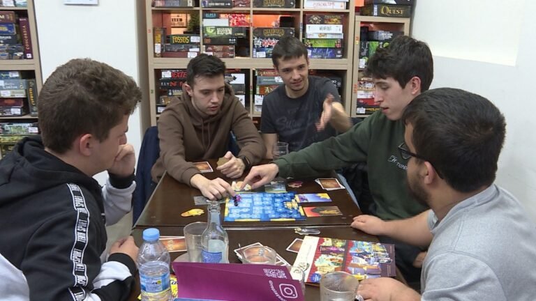 jugadores disfrutando de un juego de mesa