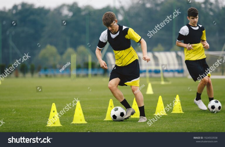 Cómo puedo crear mi propio equipo de fútbol desde cero 11 jugadores entrenando en un campo de futbol