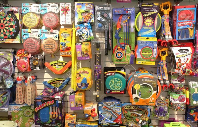 Quiénes son Sr. y Sra. Cara de Papa en Toy Story 23 juguetes clasicos en una estanteria colorida