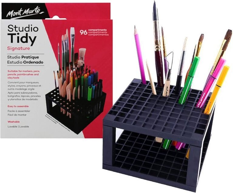 lapices negros organizados en una mesa