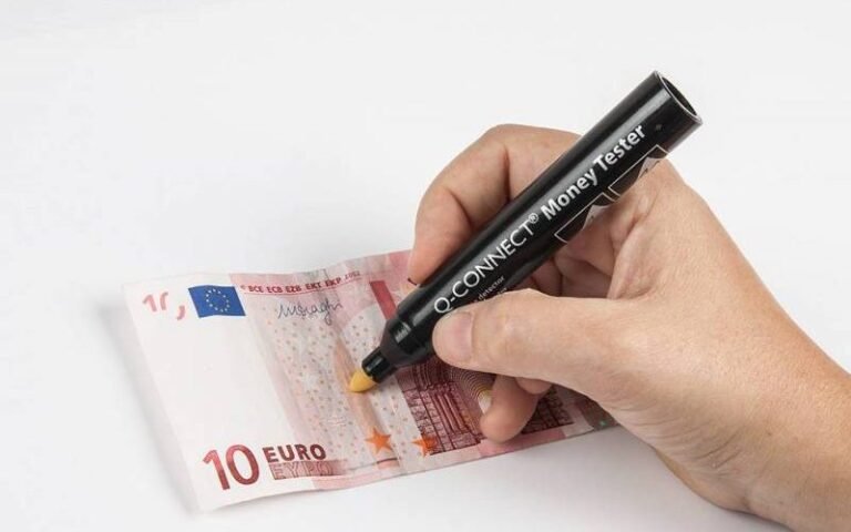 lapiz detector de billetes sobre una mesa