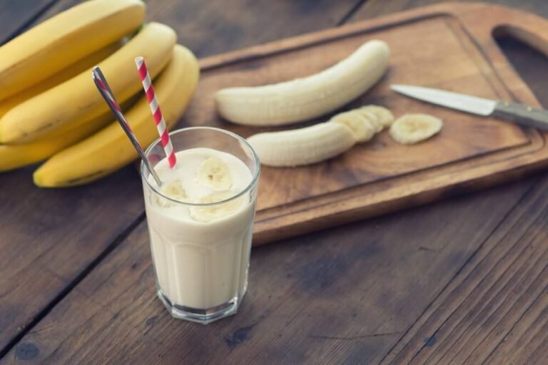 licuado de banana con ingredientes frescos