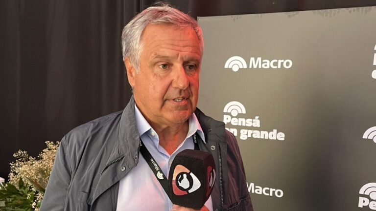 macro sucursal moderna con clientes satisfechos