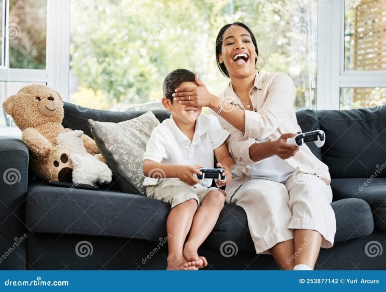 madre e hijo jugando videojuegos juntos