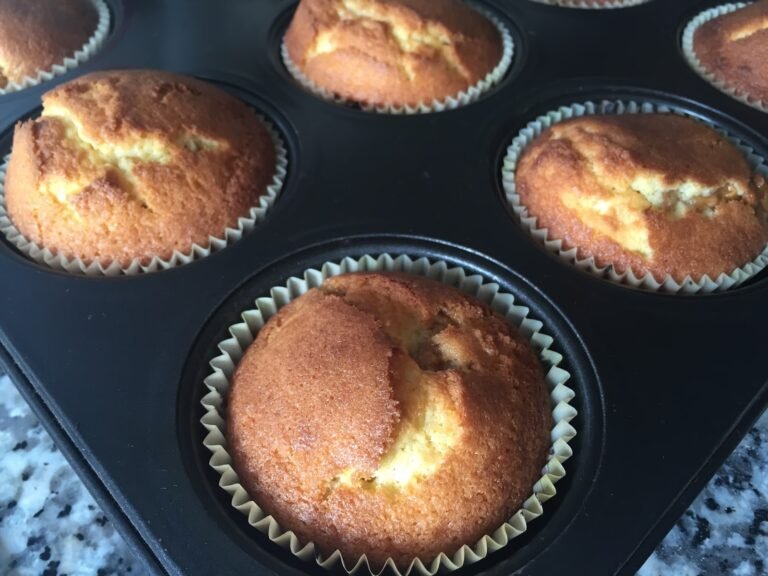 Cómo hacer magdalenas caseras con dulce de leche exquisitas 13 magdalenas recien horneadas con dulce de leche