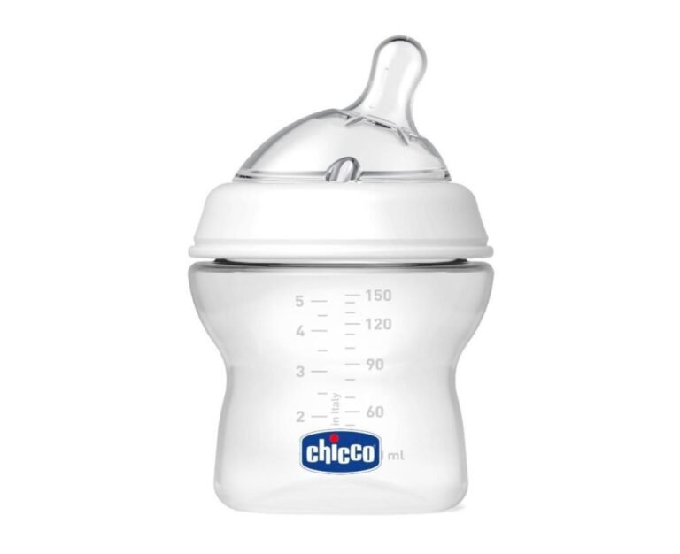 mamadera chicco natural feeling en fondo blanco