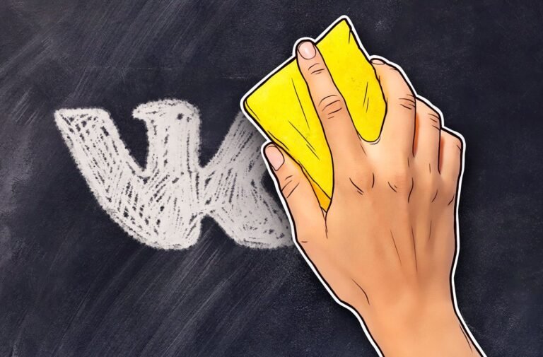 manos borrando datos en una pantalla