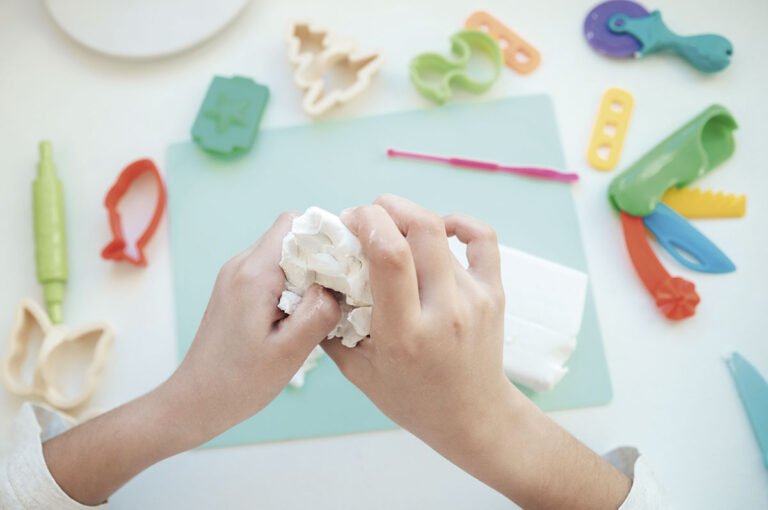 Cómo hacer manualidades divertidas con Play Doh en casa 4 manos creando figuras con play doh