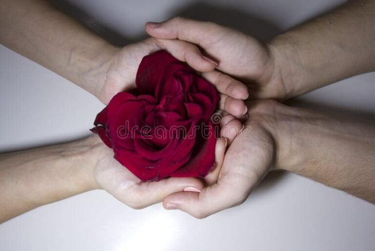 Qué temas aborda "It Ends With Us" en su versión en español 23 manos entrelazadas con flores de fondo