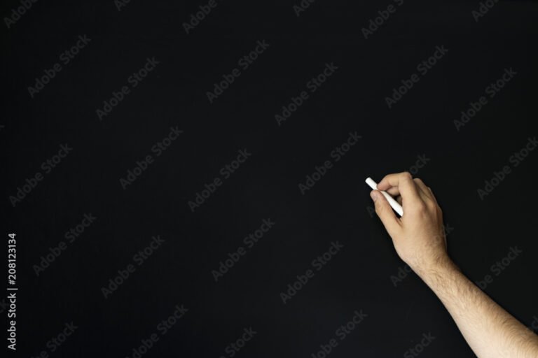 Cómo se realizan las divisiones por una cifra de manera sencilla 21 manos escribiendo en una pizarra