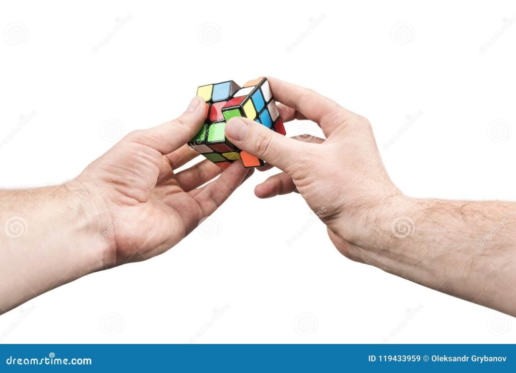 manos girando un cubo de rubik