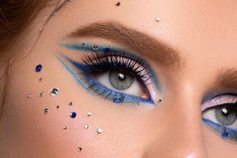 maquillaje elegante junto a un vestido azul