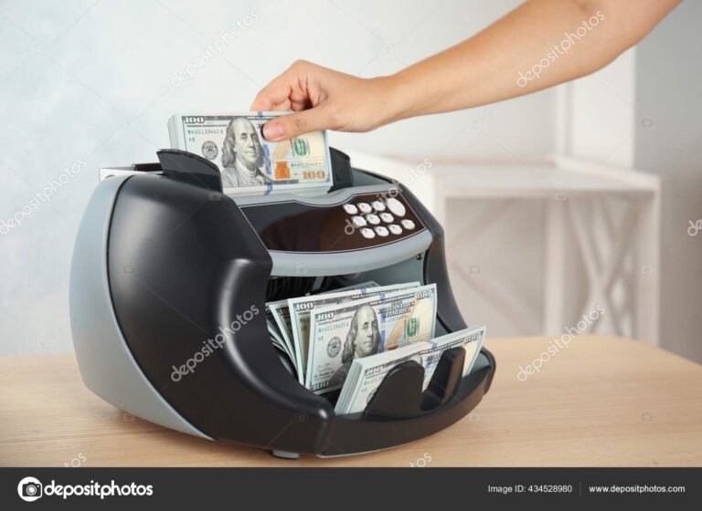 Dónde puedo alquilar una máquina para contar billetes 8 maquina contando billetes en una mesa