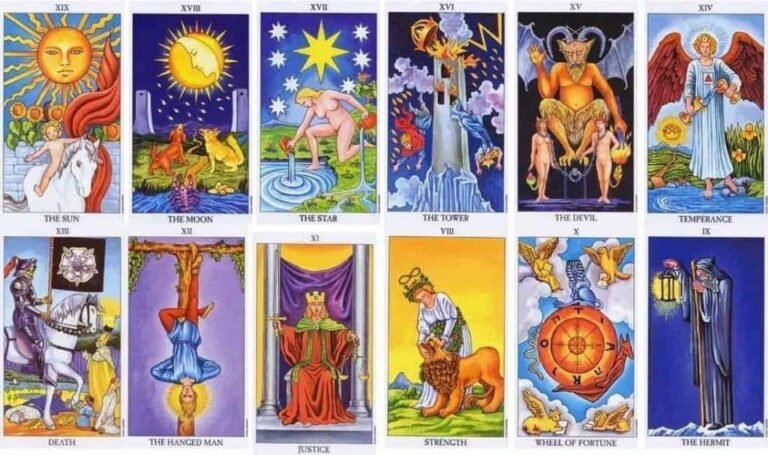 mazo de tarot con cartas ilustradas