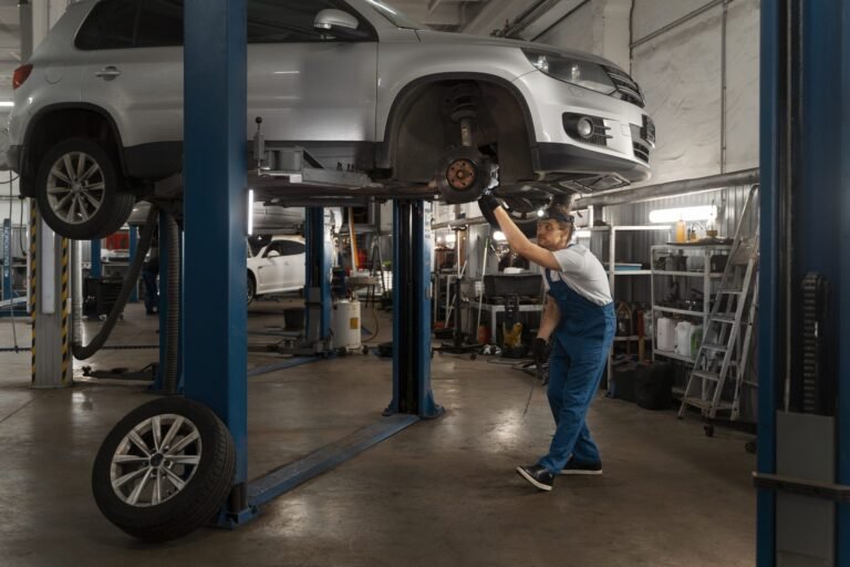 mecanico trabajando en tren delantero de automovil