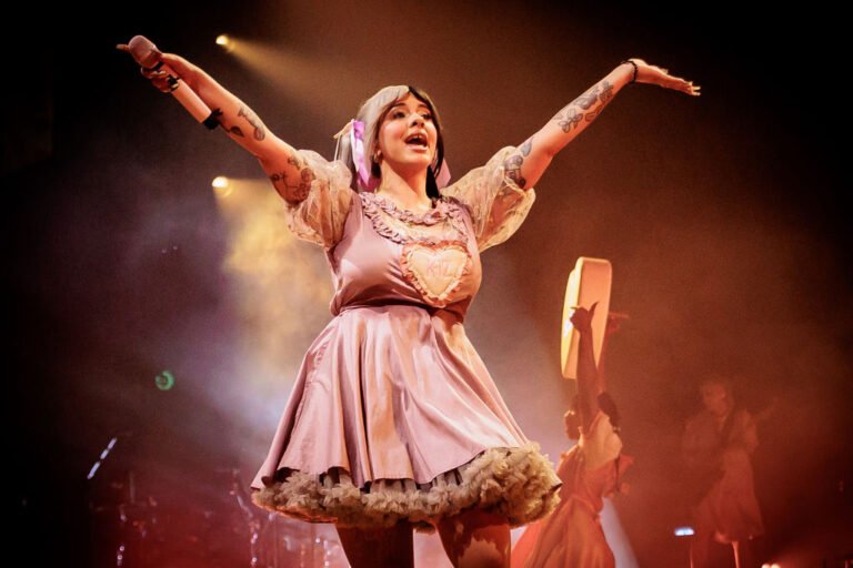melanie martinez en un escenario creativo