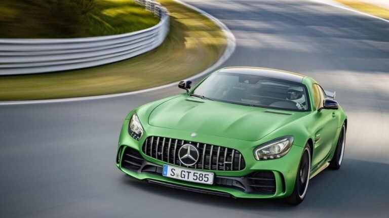 Qué características y prestaciones ofrece el Mercedes Benz AMG GTR 2 mercedes benz amg gtr en carretera