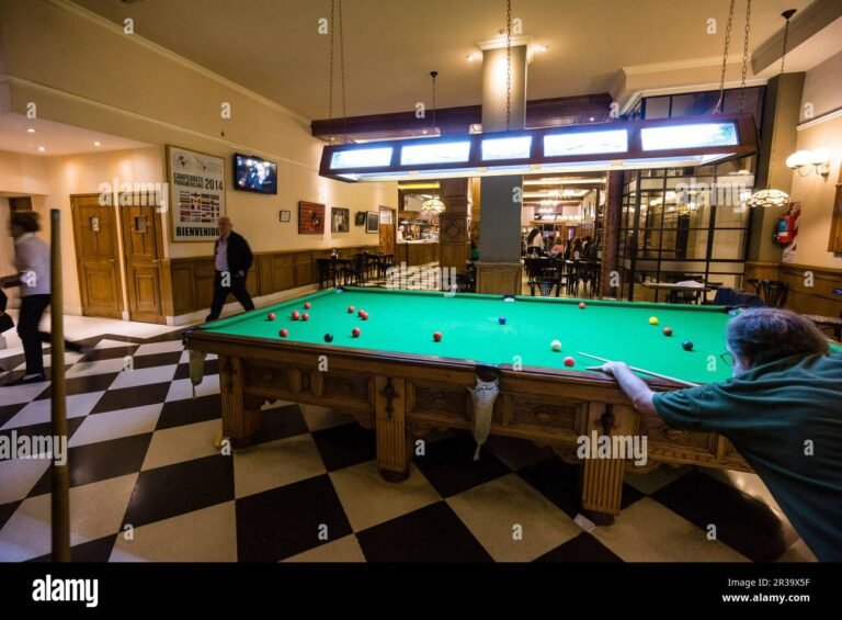 mesa de billar en un bar argentino