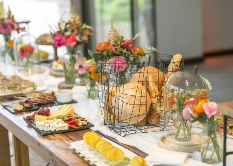 Qué picadas económicas puedo preparar para un cumpleaños 13 mesa de picadas coloridas y variadas
