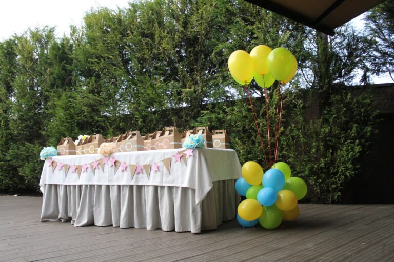 mesa decorada con regalos de boda