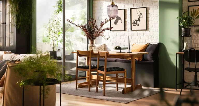 mesa y sillas en ambiente acogedor