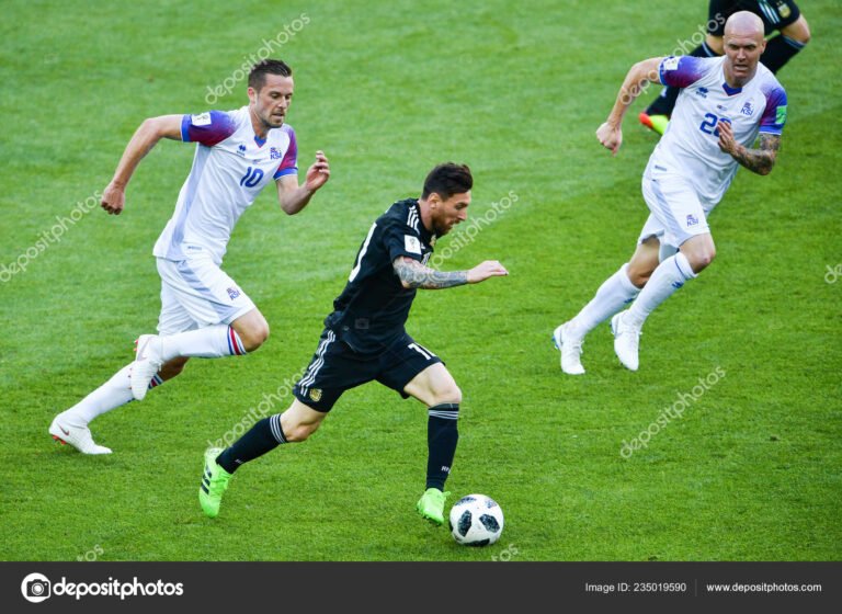 Juega Messi contra Ecuador en el próximo partido de Argentina 10 messi driblando en un partido de futbol