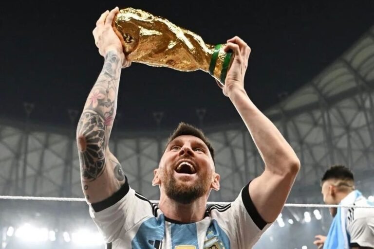 messi levantando la copa del mundo